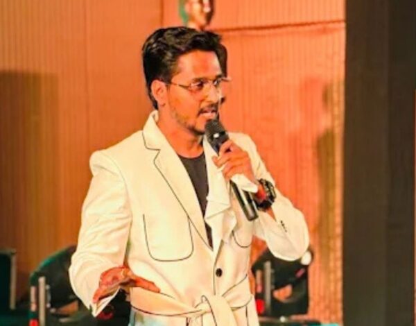 Anchor Satish Talekar