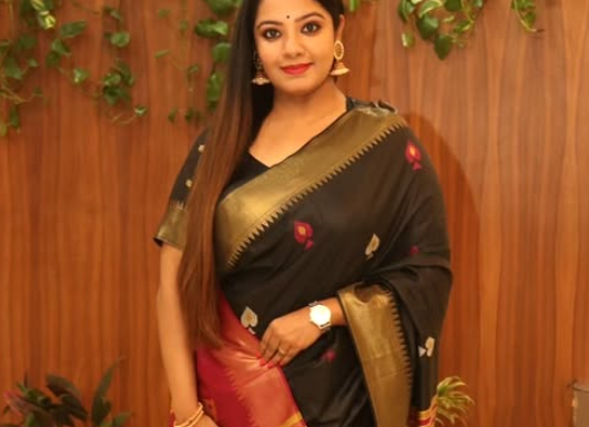 Anchor Drashti Vajar